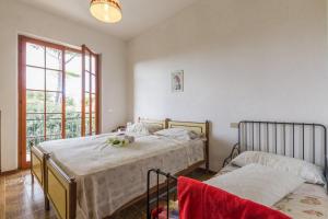 1 dormitorio con 2 camas y ventana en Casa Maddalena al Mare 600m from sea - Happy rentals, en Marina di Pietrasanta