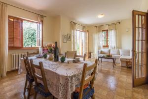 una sala da pranzo con tavolo e un soggiorno di Casa Maddalena al Mare 600m from sea - Happy rentals a Marina di Pietrasanta