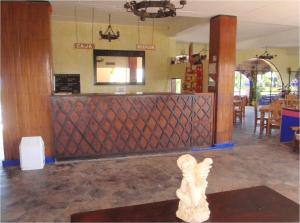 a lobby with a bar and a restaurant at Angel del Mar in Puerto Ángel