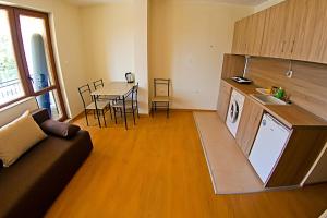 Una cocina y una sala de estar con un sofá y una mesa. en Galata, en Varna