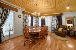 a dining room with a table and chairs at Vuokatin Aateli Villa Tsaari in Vuokatti +8 photos