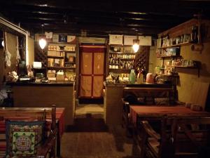 um restaurante com bar e mesas num quarto em Timeless Inn em Shangri-La