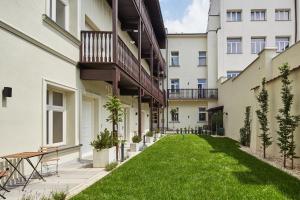einen Innenhof eines Apartmenthauses mit grünem Rasen in der Unterkunft St Agnes Apartments Attic in Krakau
