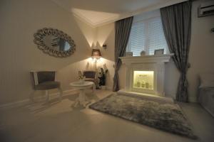 een woonkamer met een open haard en een stoel bij Margot Luxury Studio in Belgrado