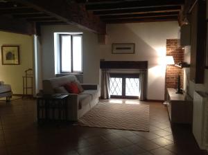 uma sala de estar com um sofá e uma janela em Diaz 18 em Verona