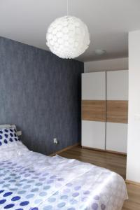 Postel nebo postele na pokoji v ubytování Apartmán DOMA Jičín