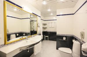 uma casa de banho com um lavatório, um WC e um espelho. em Izmailovo Alfa Hotel em Moscou