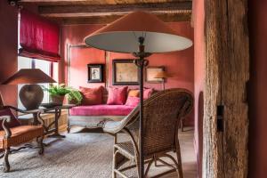 ブルージュにあるOdevaere - Charming & luxurious apartment with terraceの赤い壁のリビングルーム(ピンクのソファ付)