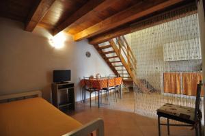 a living room with a table and a television at Case Vacanze Agrumi in Portopalo