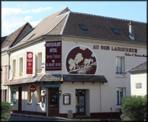 ブレ・シュル・セーヌにあるAu Bon Laboureurの看板が貼られた白い古い建物