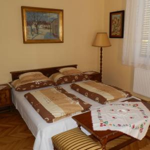 Lova arba lovos apgyvendinimo įstaigoje Villa Zsófia