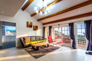 una sala de estar con un sofá y una mesa en Mar En Luz, en Seogwipo