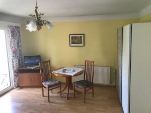 a dining room with a table and chairs at Boutiquehotel Stefanie in Bad Vöslau