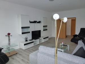 TV a/nebo společenská místnost v ubytování Hotel Wildunger Hof mit Gemeinschaftsküche