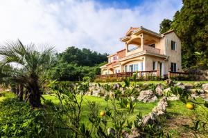 una casa grande en una colina con jardín en Mar En Luz, en Seogwipo
