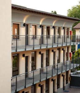 vista esterna di un edificio con balconi di Hotel Ovest a Piacenza