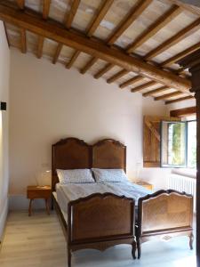 - une chambre avec un lit en bois et un plafond en bois dans l'établissement Torre di Pornello, à Pornello