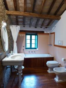 La salle de bains est pourvue d'une baignoire, d'un lavabo et de toilettes. dans l'établissement Torre di Pornello, à Pornello