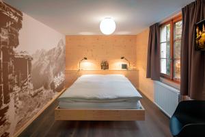 um quarto com uma cama num quarto em Hotel Breithorn em Blatten im Lötschental