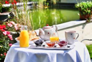 una mesa con un set de té con una tetera y zumo en Relais de Chasse la Chaignaie, en Montaigu-Vendée