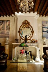 ein Raum mit einem Glastisch und einem Spiegel in der Unterkunft Les Saisons in Villeneuve-lès-Avignon