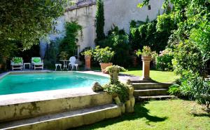 ein Swimmingpool im Hof eines Hauses in der Unterkunft Les Saisons in Villeneuve-lès-Avignon