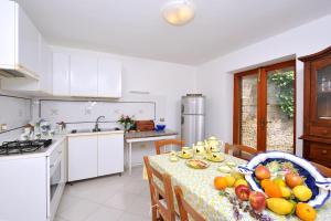 una cucina con tavolo e frutta di Villa Persico a Massa Lubrense