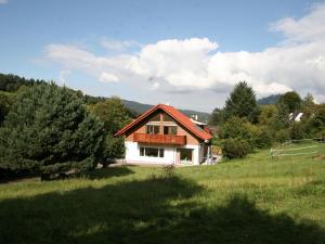 ein Haus mitten auf einem Feld in der Unterkunft Haus am Gunzenbach in Baden-Baden