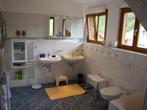 A bathroom at Haus am Gunzenbach