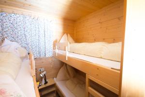 Tempat tidur susun dalam kamar di Gomig Hütte