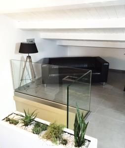 a glass aquarium in a living room with a couch at B&B Sandro Pertini in Acri