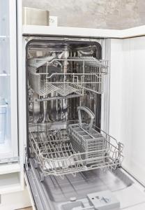 ザールバッハ・ヒンターグレムにあるAppartement Hotspotの食器洗い機(食器付)