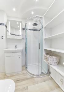 ザールバッハ・ヒンターグレムにあるAppartement Hotspotの白いバスルーム(シャワー、シンク付)
