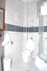 bagno con servizi igienici e lavandino di M Garni Hotel a Vranje