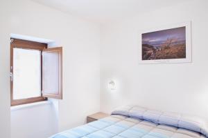 1 dormitorio con cama y ventana en La Palummara, en San Panfilo dʼOcre