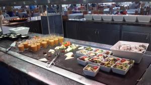 una linea a buffet con piatti di cibo e bevande di Beautiful Apartment Hercules a Costa Del Silencio