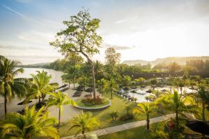 Una vista aérea de un complejo turístico con un río y palmeras. en ROBINSON KHAO LAK, en Khao Lak