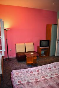 A television and/or entertainment centre at Hotel Bilyana Még 29 kép
