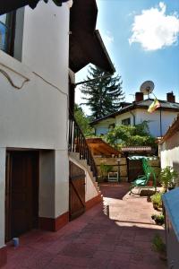 ein Haus mit einer Treppe, die auf eine Terrasse führt in der Unterkunft Hotel Bilyana in Lovech