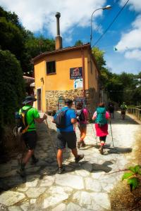 un grupo de personas caminando por una calle en Casa Saleta, en Melide