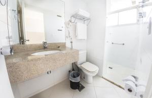 une salle de bain avec un lavabo et des toilettes dans l'établissement América Bittar Hotel, à Brasilia 58 autres photos
