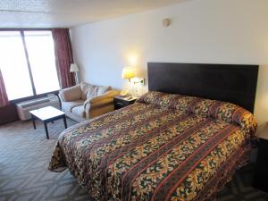 um quarto de hotel com uma cama e um sofá em Tourway Inn em Birmingham