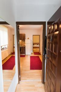 Una vista de una cocina desde el pasillo de una casa. en Xenopol Central, en Sibiu
