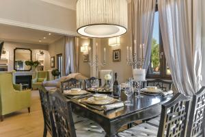 a dining room with a table with chairs and a dining room at Lanfredini Firenze in Florence