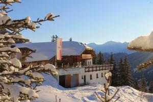 カップルにあるPezza Lischaの雪山頂の建物