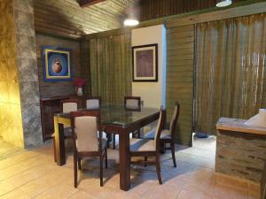 comedor con mesa y sillas en Casa Camelia en Rinconada de los Andes