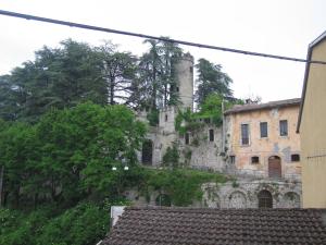 ein altes Steingebäude auf einem Hügel mit Bäumen in der Unterkunft Il Sorriso in Orvinio
