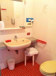 Koupelna v ubytování Albergo Isetta + 32 fotografií