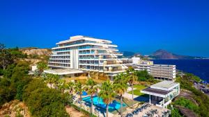 uma vista aérea de um resort com uma piscina em Hotel Orizzonte Niteroi by Atlantica em Niterói