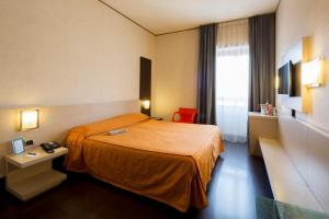 Giường trong phòng chung tại Hotel Valentino
